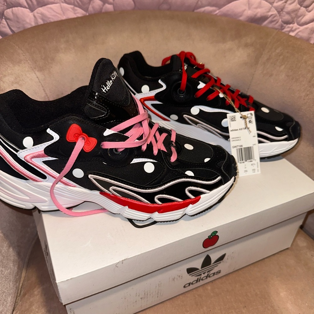 Hello Kitty Adidas